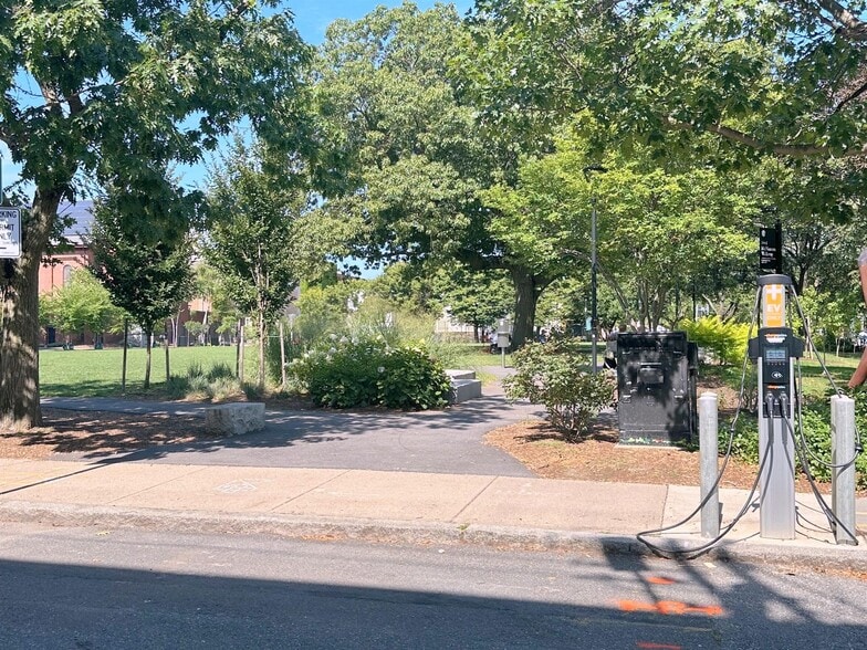 Building Photo - 160 Norfolk St