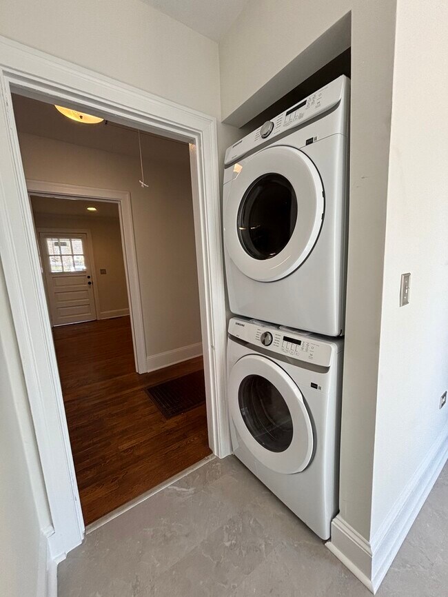 Building Photo - 2 Bedroom charming bungalow in desirable Oakhurst