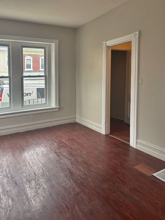 Building Photo - Spacious 5-Bed, 1-Bath, 1,890 sqt