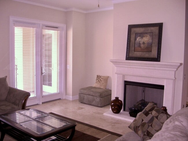 Building Photo - Luxury 3 Bed 2 Bath Condo at Crescent at U...