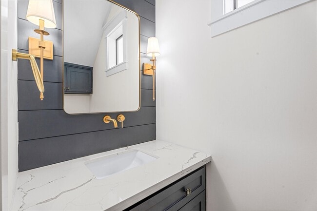 Building Photo - 726 E 28th St