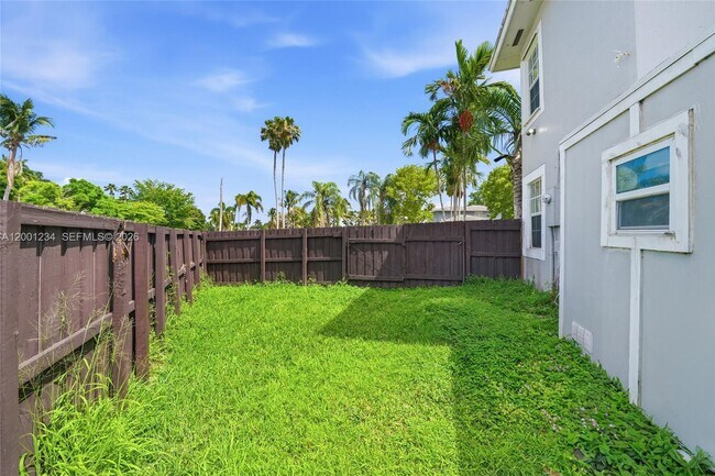 Building Photo - 902 SW 8th Pl