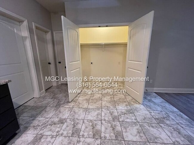 Building Photo - EAGLE CREEK LUXURY TOWNHOME