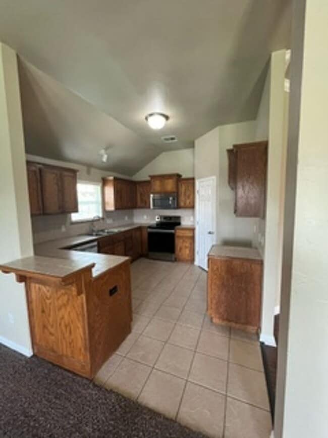 Building Photo - Convenient Location with easy access to So...
