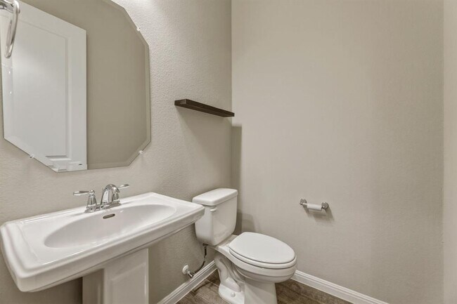 Building Photo - 1015 Vista View Dr