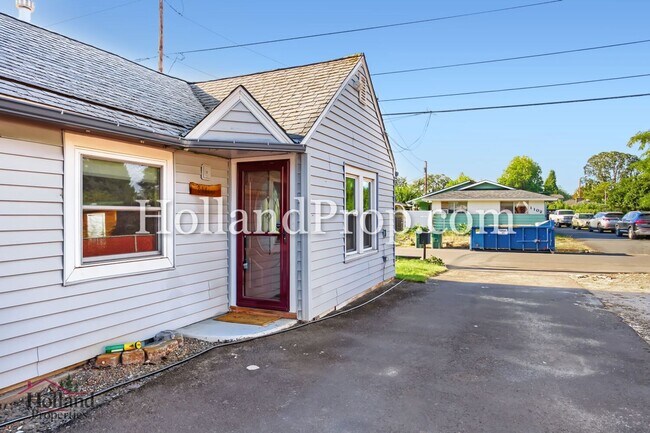 Building Photo - Welcome Home to Your Perfect Hillsboro Retreat!