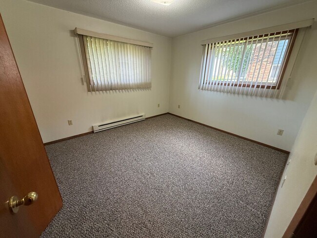 Building Photo - Sunrise Estates - 213