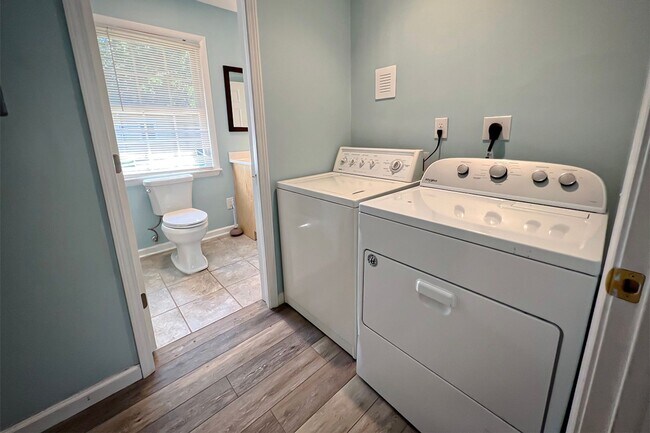 Building Photo - 4bd/2.5ba Brick Ranch Home in Kings Grant. NO STUDENTS/NO CATS