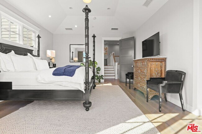 Building Photo - 832 Las Lomas Ave