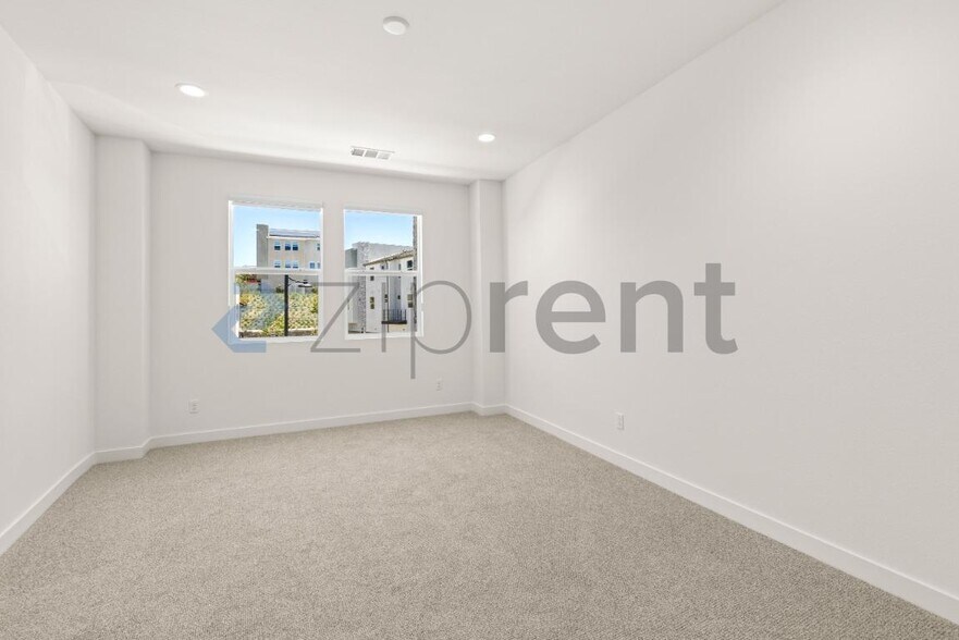 Building Photo - Unit