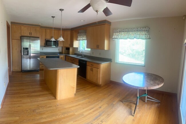 Building Photo - Spacious Home in Ladue Schools