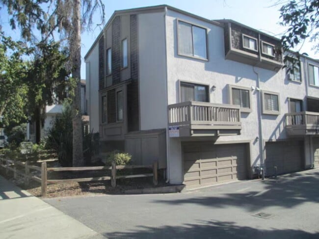 Building Photo - 850 Bellomy St