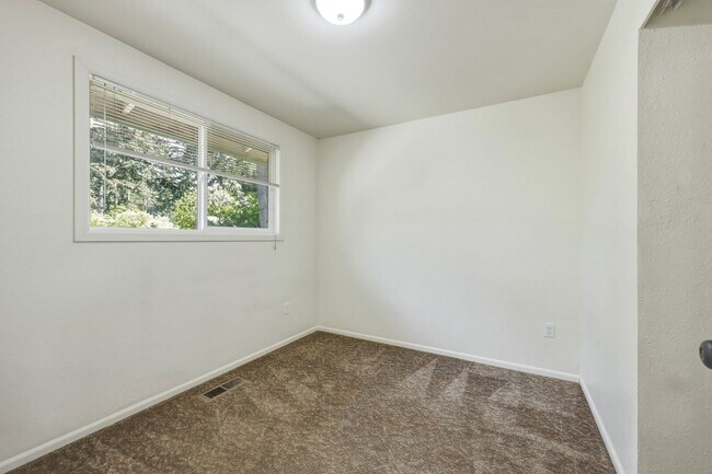 Building Photo - MOVE IN READY NOW!! 4 bed 1 bath on shy half acre! North Thurston School District