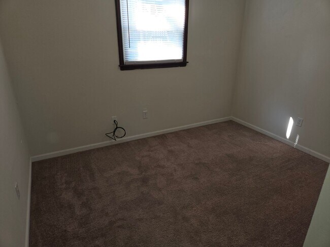 Building Photo - 306 W Southampton Dr