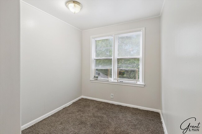 Building Photo - 3 Bed Bungelow $1200.00/mo