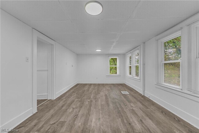 Building Photo - 712 Roselle Ave