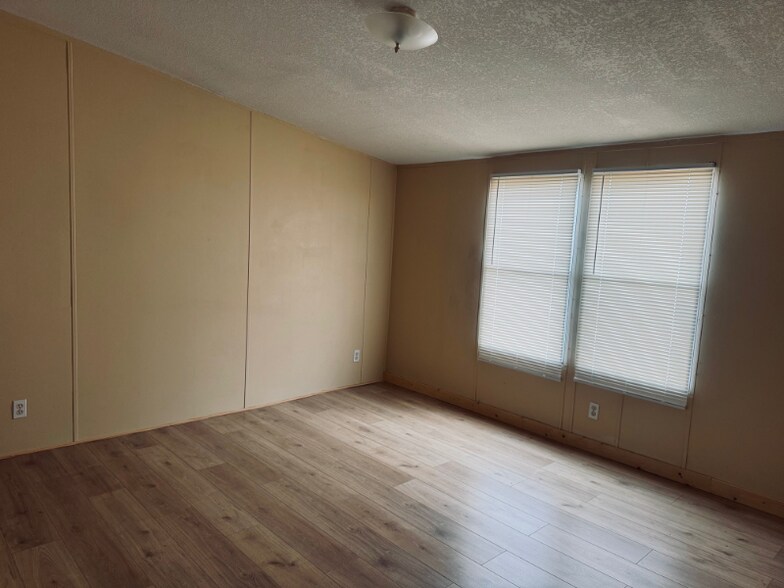 Building Photo - 6000 Clear Creek Rd