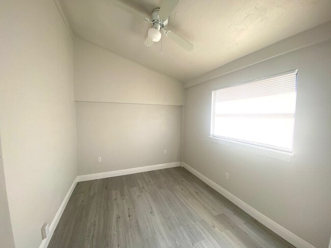 Building Photo - 1006 13th Ave W