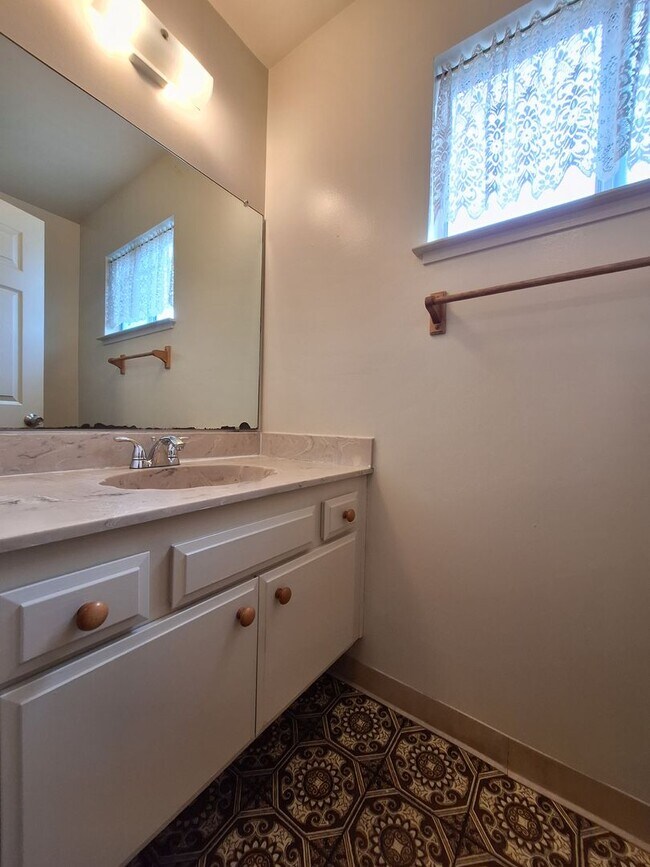Building Photo - Spacious 4bd Tri-Level Home w/Central Heat...