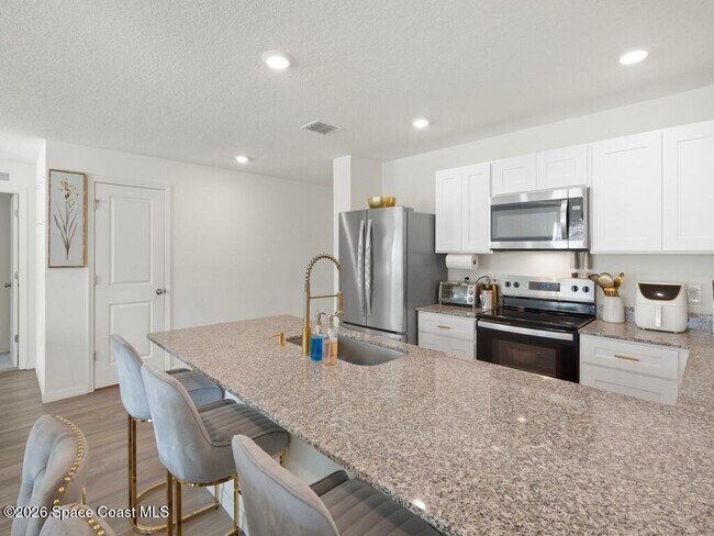 Building Photo - 496 Vanguard St SE