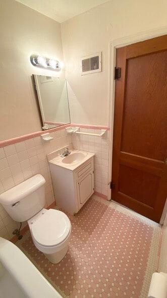 Full Bathroom - 227 W Dunklin St
