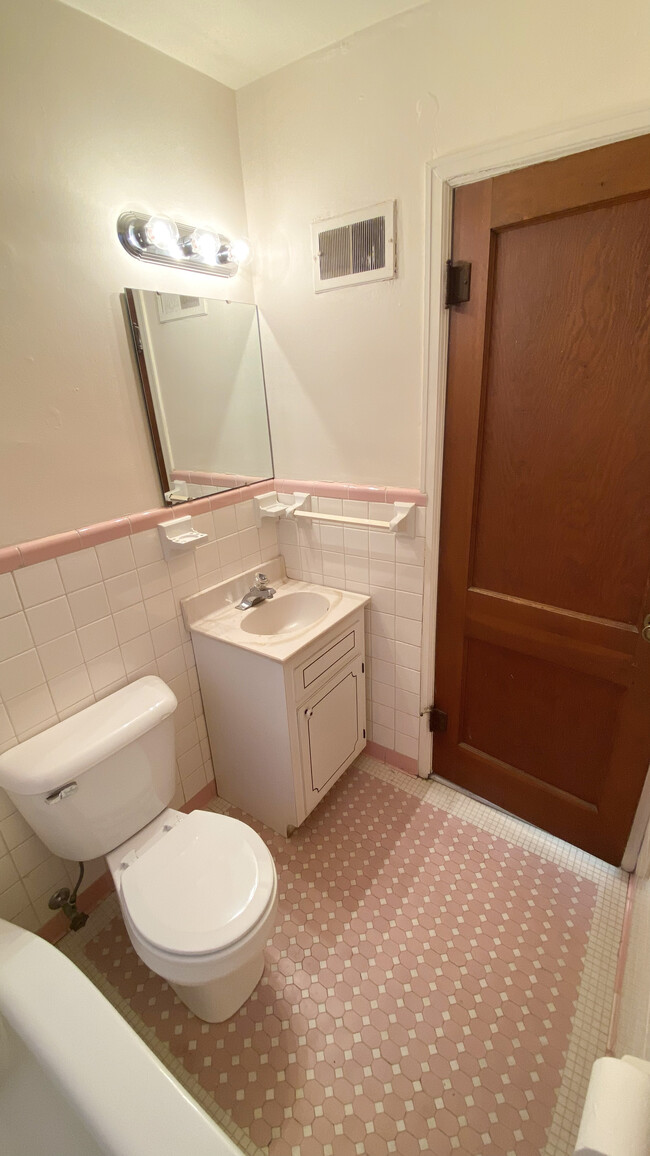 Full Bathroom - 227 W Dunklin St