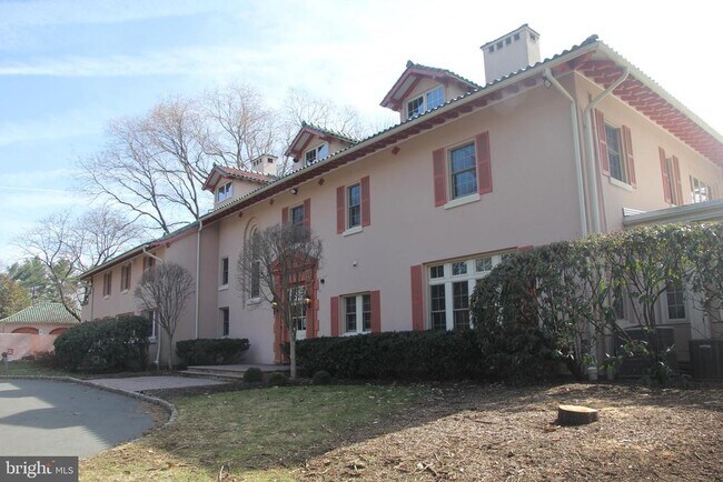 Building Photo - 3121 Sayre Dr