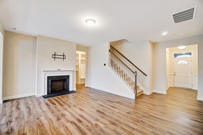 Building Photo - 3 Bedroom Townhome in Steele Creek!