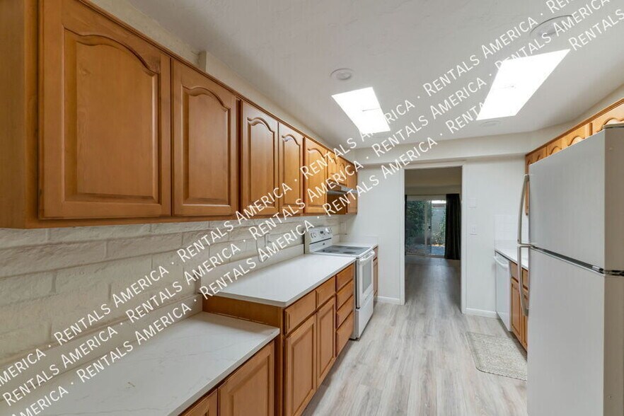 Building Photo - 88 E Cholla Shadows Dr