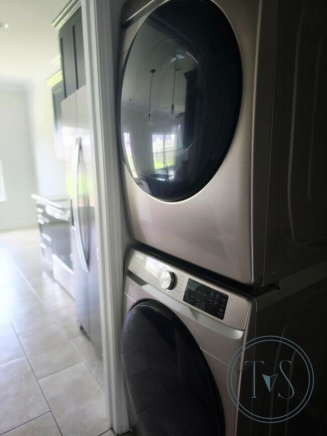 Building Photo - FALL MOVE-IN SPECIAL: $1000 OFF 1st MONTH'S RENT!**