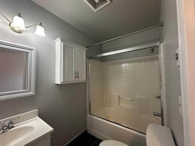 Building Photo - 4324 Hoyt Ave