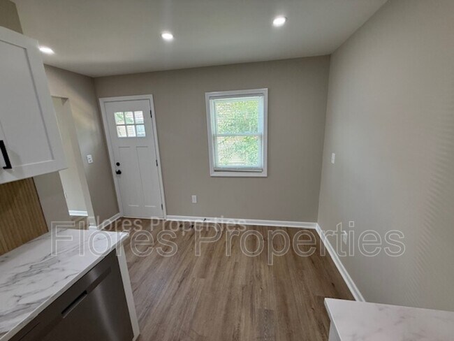 Building Photo - 1018 Urana Ave