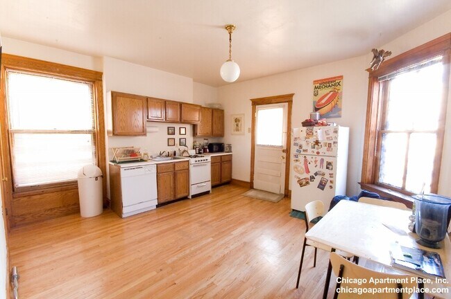 Building Photo - 850 W Waveland Ave
