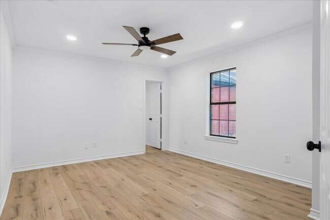 Building Photo - 910 Willow Dr