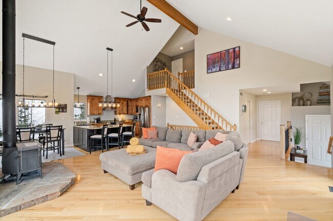Building Photo - "Charming 3-Bed, 2-Bath Retreat Evergreen'...