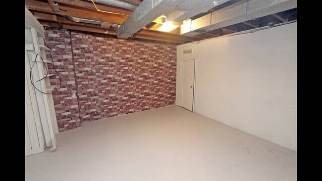 Bonus Basement Room - 1024 E Hoffman Ave
