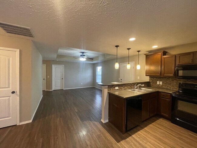 Building Photo - 3 Bedroom in Ozark!