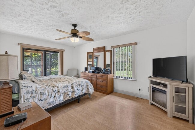 Building Photo - 1362 SW Knollwood Dr