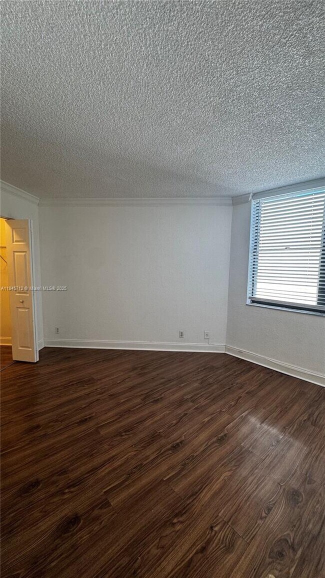 Building Photo - 211 Lake Pointe Dr