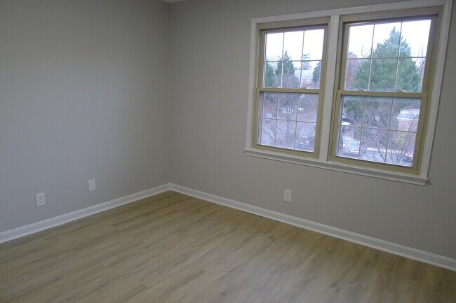 Building Photo - 6004 Westchester Park Dr