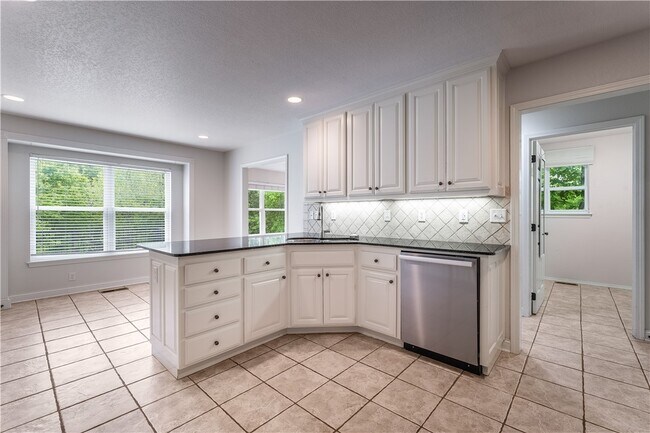 Building Photo - 32 Latshaw Dr