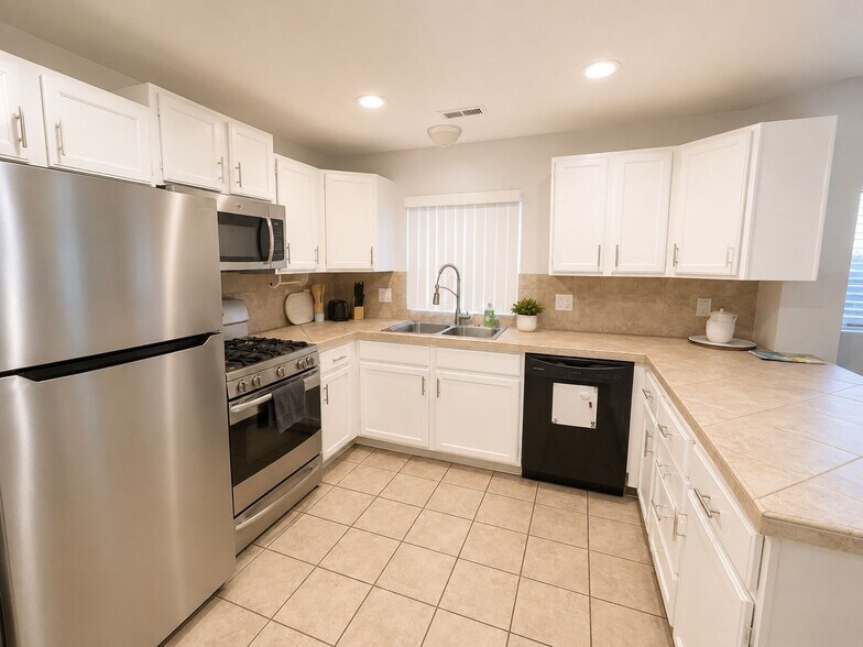 Building Photo - 546 E Delno Dr