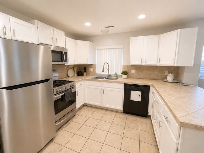 Building Photo - 546 E Delno Dr