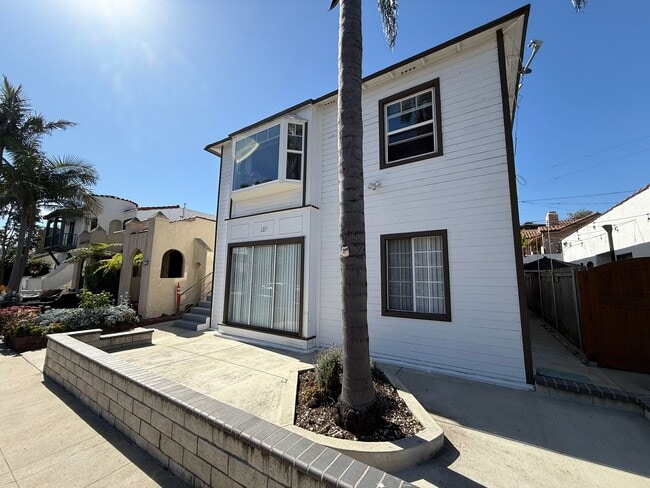 Building Photo - Beautiful 2 Bedroom Belmont Shore Apartment for Rent - Garage Parking Included!