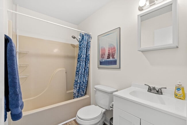 Building Photo - Fully furnished condo minutes from the beach!