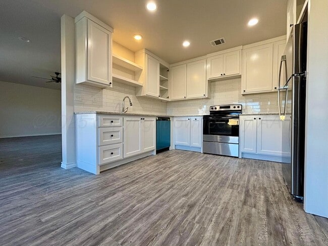 Building Photo - 3002 Knoll Dr