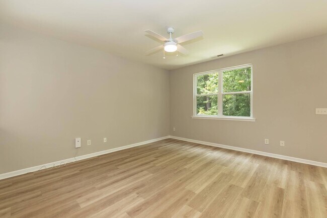 Building Photo - Four Bedroom Home in Sought After Neighborhood!