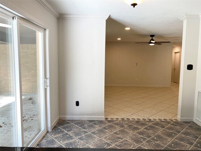 Building Photo - 26411 Maplewood Dr