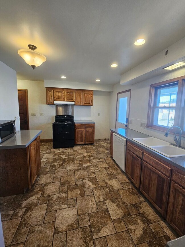 Building Photo - 1-603 1/2 N Superior Ave