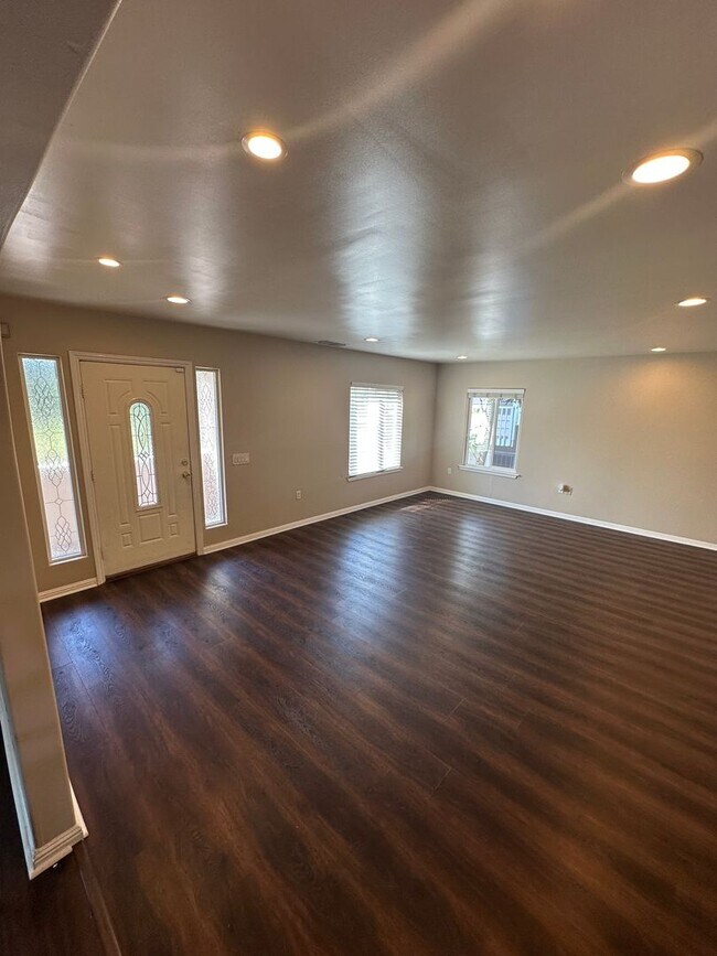 Building Photo - Beautifully updated 3br/2ba Home with Time...